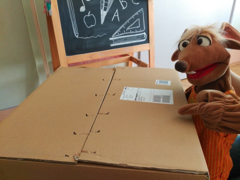 Walter nimmt Paket entgegen